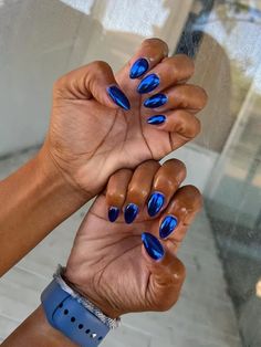 Electric blue chrome wedding nails Chrome Spring Nails, Spring Nails Chrome, Ongles Rose Pastel, Blue Chrome Nails, Dark Blue Nails, Nails Chrome, Chrome Nails Designs, Blue Chrome, Summery Nails