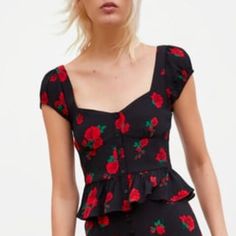 Brand New! Zara Rose Button Top. Chic Rose Print Top For Day Out, Fitted Tops With Buttons For Date Night, Fitted Black Top With Rose Print, Zara Top, Button Top, Zara Tops, Peplum Top, Checks, Zara