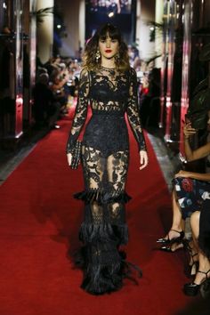 Horror Fashion, High Fashion Couture, Haute Couture Gowns, Watches For Women, Exclusive Clothing, Runway Dresses, 2018 Fashion, Couture Runway, Girl Running