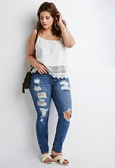 White top - distressed denim jeans and slip on footbed sandals Casual Curvy Fashion, Plus Size Summer Fashion, Basic Fashion, Plus Size Summer Outfits, Outfit Trends, Curvy Outfits