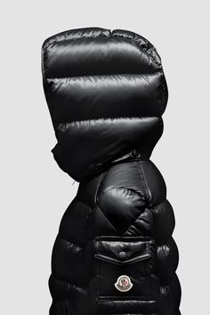 A tribute to the mountains, the new Moncler Maya short down jacket for boys is studied to deliver high-performance even on the coldest days of winter. The warm puffer jacket boasts the iconic Moncler design, reinterpreted for children. Luxury Down Puffer Jacket For Outdoor, Moncler Ski Outfit, Asap Rocky Dior, Fbi Outfit, Moncler Puffer Jacket, Moncler Ski, Moncler Maya, Nike Puffer Jacket, Moncler Puffer