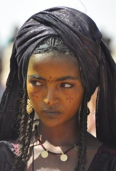 Touareg girl. Indigenous Clothes, Nomadic Fashion, Nomad Aesthetic, Africa Tribes, Embracing Diversity, African Colors, French People, African People, Indigenous People