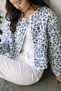 Stay cozy and stylish with this Quilted Floral Jacket, perfect for seasonal transitions. The relaxed, boxy fit offers effortless chic, while the internal drawstring waist lets you customize your silhouette. A sleek zipper and snap buttons ensure secure closure, with side pockets for your essentials. Lightweight and luxuriously lined, it blends comfort with versatility, making it ideal for both casual days and office looks. #QuiltedJacket #FloralChic #EffortlessLayering #SeasonalStyle #OnTheGoComfort Pretty Blue Dress, Cozy Jacket, Blue Floral Pattern, Cute Winter Outfits, Floral Jacket, Contrast Piping, Dressy Outfits, Effortless Chic, Cute Sweaters