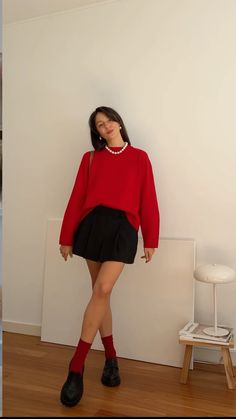 Red Sweater Outfit, Black Skirt Outfits, Neue Outfits, Red Sweater, Red Outfit, Looks Style, Lookbook Outfits