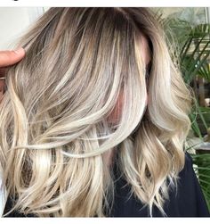 Creamy blonde, I love this colour, I wonder if I could get to it. Shadow Roots, Shadow Root, Balayage Ombre, Hair Color Shades, Balayage Hair Blonde, Fresh Hair, Brown Blonde Hair, Ombre Hair Color