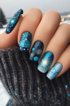 Short Christmas Nails Blue, Girly Christmas Nails, Pastel Christmas Nails, Chrome Christmas Nails, Hanukkah Nails, Chrome Christmas, Sparkly Nail Designs