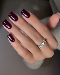 Maroon Color Nails Burgundy, Autumn Nails Ideas Square, Burgundy Nails Square Short, Burgundy French Tip Nails Square, Short Square Dark Nails, Autumn Nails 2024 Square, Short Square Dark Red Nails, Square Maroon Nails, Short Square Burgundy Nails