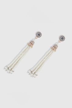 This sumptuous piece of jewelry features a retro-elegant yet slightly modern style that complements the lavish garments, reminiscent of the roaring 1920s. Features: Lustrous imitation pearls Rhinestone studded design 4.21 inch / 10.7cm long Dangling pearl tassels Note: This Light Gold earring is limited to GROUND SHIPPING ONLY. If expedited shipping is selected at checkout, all other items will be shipped via expedited shipping, while this item will be shipped separately by ground shipping. 1920 Accessories, Roaring 20s Jewelry, 20s Jewelry, Gatsby Accessories, Pearl Tassels, 1920s Accessories, Roaring 1920s, 1920s Headpiece, 1920s Jewelry