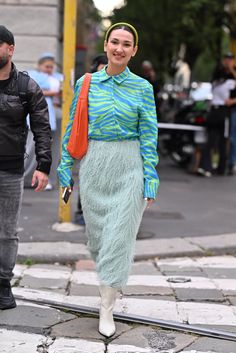 Milan Fashion Week Street Style SS 2025 - Day 1 Top Picks - FunkyForty Sydney Fashion Week, Milan Fashion Week Street Style, Street Style 2016, Berlin Fashion Week, Berlin Fashion, Luxury Marketing, Fall Accessories, Fashion Week Street Style, Top Pick