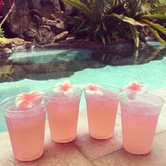 three pink drinks sitting in front of a pool with the words ser indferente