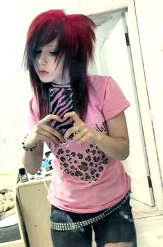 2000s Emo Artstyle, Scenekid Outfits, Scene Outfits Emo, Scene Outfits Aesthetic, Scene Hair Tutorial, Emo Scene Aesthetic, Scene People, Scene Aesthetic, Emo Scene Hair