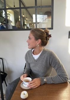 #personalstyle #greyseater #sweater #outfits #watch #hairinspo #coffeegirl #scandistyle #winteroutfits #coldoutfits #outfitinspo Heather Grey Sweater Outfit, Elevated Sweatshirt Outfit, Really Cold Weather Outfits, Sweater Over Shoulders Outfit, January Vibes, Sweater Winter Outfits, Amsterdam Winter, Straight Wide Leg Jeans, Scandi Fashion