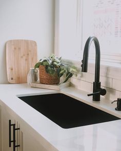 black pull down kitchen faucet in a modern kitchen Black Sinks In Kitchen, Painting Ideas Dark, Matte Black Kitchen Hardware, Black Faucet Kitchen, Black Sink Kitchen, Black Sink Faucet, Black Kitchen Hardware, Kitchen Cabinet Trends, Matte Black Kitchen