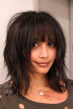 + Chic Medium Length Layered Haircuts For A Trendy Look ★ Choppy Bob Hairstyles, Layered Bob Hairstyles, Fringe Hairstyles, Haircuts With Bangs, Long Hair Styles Men, Short Bob Hairstyles, Layered Haircuts, Layered Hair, Bobs Haircuts