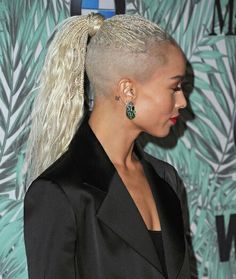 Zoe Kravitz #beautiful brown black queens girl with blonde hair #braids Shaved Hairstyles For Women, Girl With Blonde Hair, Hairstyle Color, Hair Colorful, Shaved Hair Designs, New Hairstyles