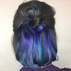 Are you looking for dark blue hair color for ombre and teal? See our collection full of dark blue hair color for ombre and teal and get inspired! Elegant Short Hair, Blue Purple Hair, Underlights Hair, Dark Blue Hair, Hair Color Streaks, Coloured Hair