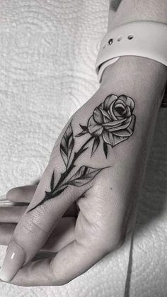 765 Tatuajes en las Manos Rosa Negra con tallo en dedo Pulgar Tattoo Main, Thumb Tattoos, Rose Hand Tattoo, Rose Tattoos For Women, Hand Tattoos For Girls, Hand And Finger Tattoos, Pretty Hand Tattoos, Hand Tattoos For Women, Pretty Tattoos For Women