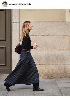 Academic Style Fashion, French Alternative Style, Midi Skirt Autumn Outfit, Fall Market Outfit, Casual Winter Skirt Outfits, Copenhagen Fall Style, Hot Autumn Outfits, European Winter Outfits, European Winter Fashion