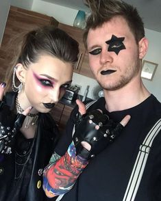 Rock And Roll Halloween Costumes, Rockstar Costume Women, Punk Rock Halloween Costumes, 80s Punk Makeup, Rock N Roll Makeup, Rock And Roll Makeup, Rock Star Makeup, Rock And Roll Costume, Punk Rock Makeup