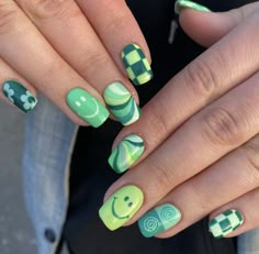 green nails Short Gel Mani, Nail Polish Ideas Easy, End Of Summer Nails, Patterned Nails, Beginner Nail Art, Alien Nails, Almond Nail Ideas, Rave Nails, Western Nails