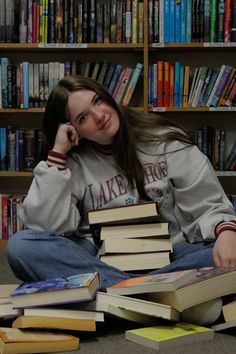 bookstore photos Photos In Bookstore, Book Store Poses, Senior Photos Bookstore, Library Pose, Senior Pics With Books, Bookstore Graduation Photos, Senior Photos With Books, Bookish Senior Pictures, Library Senior Photos