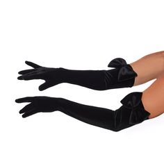 Améliorez votre look d'Halloween avec ces gants longs en velours noirs chics ! Chaque gant comporte une magnifique boucle, ajoutant une touche d'élégance à votre costume. Parfaits pour les adultes, ces gants complèteront n’importe quel ensemble. Ajoutez-les à vos accessoires de costume d'Halloween. Black Velvet Gloves, Decades Costumes, Career Costumes, Bow Gloves, Army Costume, Jester Costume, Darkness And Light, Velvet Gloves, Prince Costume