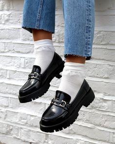 #internshoes #shoesforinterns #internfashion Find the perfect shoes for your internship with our wide selection of stylish and comfortable styles. Socks For Loafers, Lofers Shoes, Styling Loafers, Loafers Shoes Outfit, Loafer Socks, Loafers With Socks, Flannel Skirt, Chunky Loafer