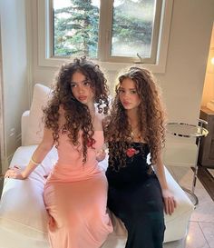 Sunday (@sundaykalog) • Fotos e vídeos do Instagram Curly Hairdos, Gorgeous Hairstyles, Foto Poses, Effortless Elegance, Long Curly Hair, Dream Hair, Curly Girl, Long Curly, Pretty Hairstyles