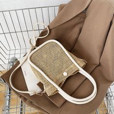 Weave Umhängetasche: Das perfekte Accessoire für Strandliebhaber

 Wenn Sie ein leidenschaftlicher Liebhaber des Meeres und all seiner verschiedenen Symbole sind, dann ist unsere Weave Crossbody Beach Bag ein Muss für Sie. Diese Strandtasche wurde sowohl im Hinblick auf Stil als auch auf Funktionalität entworfen und ist das perfekte Accessoire, das Sie bei Ihren Strandabenteuern begleitet. Mit seinem nautischen Thema und seiner hervorragenden Handwerkskunst vereint es mühelos Mode und Zweckmäßig Beach Season Pouch Shoulder Bag, Trendy Crossbody Shoulder Bag For Vacation, Beige Pouch Shoulder Bag For Beach, Vacation Pouch Shoulder Bag With Adjustable Strap, Portable Tote Shoulder Bag For Vacation, Summer Travel Portable Shoulder Bag, Trendy Pouch Straw Bag For Travel, Trendy Travel Pouch Straw Bag, Trendy Shoulder Bag With Removable Pouch For Beach