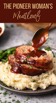 meatloaf on top of mashed potatoes and top with a red glaze Beef Meatloaf Recipes, Meatloaf Recipes Pioneer Woman, Pioneer Woman Meatloaf, Beef Meatloaf, Homemade Meatloaf, Classic Meatloaf Recipe, Good Meatloaf Recipe, Thanksgiving Menu Ideas, Best Meatloaf