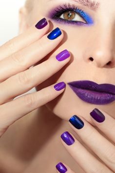 17 Colori unghie invernali di tendenza per il 2024 - 2025 #unghie Pink French Tips Nails, Nail Designs Trending Now, French Tips Nails, Nails Long Square, Pink French Tips, January Nail Designs, Euphoria Nails, Plum Nails, Perfect Eyeliner