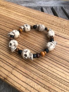 Unisex white skull beaded bracelet for everyday wear. Casual Adjustable Skull Beaded Bracelets, Handmade Casual Skull Bracelets, Handmade Casual Skull Bracelet, Casual Handmade Skull Bracelets, Adjustable Handmade Skull Bracelets, Adjustable Skull Print Bracelet As Gift, Casual White Round Bead Wristband, White Bohemian Skull Jewelry, Casual White Round Beads Wristband