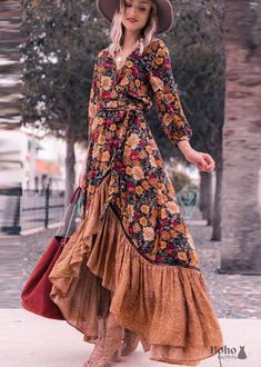 Try this boho maxi dress that comes with a nice floor length with long sleeves and gorgeous floral prints! Size chart: Want to see more boho styles? Explore our full selection of Boho Dresses! Stile Boho Chic, Floral Silhouette, Populaire Outfits, Ruffles Fashion, Dress Sleeve Styles, Vintage Material, Printed Long Dresses, Vintage Maxi Dress, Loose Style