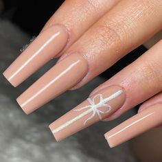 Nude Christmas Nails, Christmas Nails White, Christmas Nails Almond, Margarita Nails, White Christmas Nails, Bow Nail Designs, Bow Nail Art, Festive Nail Designs