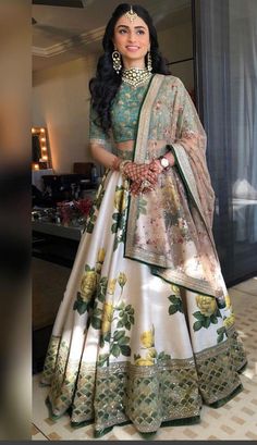 Floral Lengha Indian, Floral Lehangas, Bollywood Actress In Lehenga, Sabyasachi Lengha, Mehndi Lengha, Punjabi Lengha, Mehndi Lehenga, Floral Lengha, Lengha Design