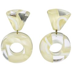 Harriet Bauknight for Kaso designed these stunning lucite clip-on earrings. The giant donut dangling shape with a geometric design features dimensional multilayer Lucite with inclusions. The pieces have a contrasted pattern in a mirror effect, a frosted texture, and a pale winter palette in assorted white, off-white, and pale yellow. The earrings are unsigned, whereas the specific rotating clip back and the design are an unmistakable brand signature. Harriet Bauknight is an American Fashion desi Frosted Mirror, Giant Donut, Colorless Diamond, Designer Fashion Jewelry, Stylish Earring, Fashion Jewelry Earrings, Earrings White, Pearl Earrings Dangle, Antique Earrings