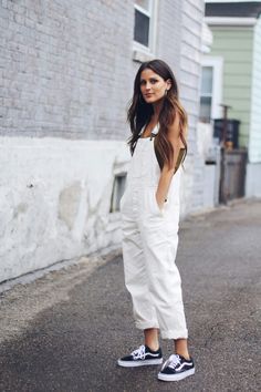 ⌘℘orȿche⍺ ℳ⍺h⍺l⍳⌘ White Denim Outfit, Look Boho Chic, Jeans Outfit Women, Shiny Pants, Hip Hop Outfits, Overalls Women, Denim Overalls