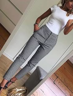 Comfortable Work Clothes, White Slacks, Work Outfit Inspiration, Black And White Outfit, Office Outfits Women, Summer Work Outfits, Business Outfit