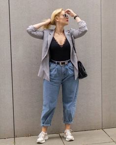 Business Casual Outfits For Women Plus Size Sneakers, Outfits With Loose Jeans, Mom Jeans Midsize, Outfit Inspo Chubby, Casual Curvy Outfits, Curvy Fashion Outfits, Midsize Jeans, Slouchy Jeans Outfit, Curvy Casual Outfits