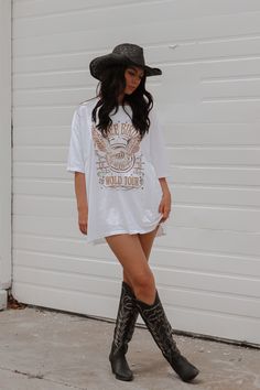 Country Tshirt Outfit, Country Concert Outfit With Brown Boots, Denver Outfits, Nashville Chic, Western Concert Outfit, Modern Western Fashion, Country Music Festival Outfits, T Shirt Dress Outfit