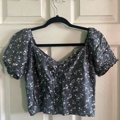 Super Cute Crop Top, Size M, New With Tags Gray Floral Print Summer Tops, Summer Gray Floral Print Tops, Gray Floral Print Tops For Summer, Gray Tops For Spring Day Out, Gray Tops For Day Out In Spring, Gray Tops For A Spring Day Out, Camo Crop Top, Hollister Crop Tops, Crop Top Floral