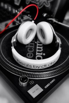 headphones on top of a turntable with red string attached to the headset