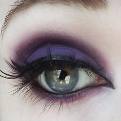 Concrete Minerals in Queen Eye Makeup Glitter, Outfits Anime, Make Up Designs, Make Up Inspiration, Yennefer Of Vengerberg, Swag Makeup, Makeup Stuff, Emo Makeup, Lips Shades