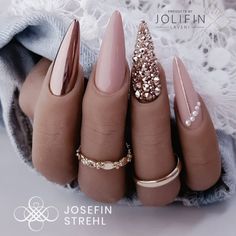 30 Stiletto Nail Designs on Black Women That Are Stunning! - Coils and Glory😁#nailart #nailinspiration #naildesigns #nailsofinstagram #nailgoals Ongles Beiges, Stilleto Nails Designs, Gold Nail Designs, Stiletto Nails Designs, Rose Gold Nails, Nails Diy, Glam Nails