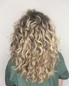 Hairstyle App, Hair Job, Curly Blonde Hair, Hairstyle Youtube, Instagram Hairstyles, Luxy Hair, Medium Curly, Blonde Curly Hair, Makeup Artistry