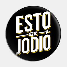 a black and yellow button with the words esto jodio in white letters