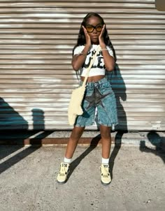 Street Wear Pose Ideas, Streetwear Women Poses, Aesthetic Poses Outside, Clothing Poses Photo Ideas, Poses For Street Wear, Poses For Standing Pictures, Photo Posing Ideas Women