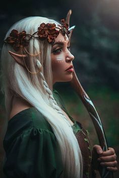 eine Fee mit Kranz aus trockenen Blumen als Haarschmuck, Schminke und ein Bogen   Halloween Kostüme Ideen Fairy Photoshoot, Elf Clothes, Photographie Portrait Inspiration, Fantasy Photography, Easy Halloween Costumes