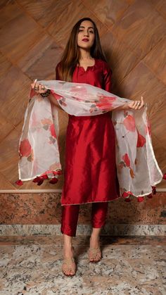 Solid Colour Suit Design, Organza Dress Kurti, Diwali Suit Designs, Kurthi Sets With Duppata, Embroidery Salwar Suits Design, Red Colour Suit Design, Straight Kurta Set With Dupatta, Silk Fabric Dress Design, Plan Kurti Design