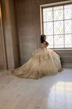 Champagne Quince Dresses, Light Pink Quinceanera Dresses, Gold Quince Dress, Rose Gold Quinceanera Dresses, Quinceñera Ideas, Quince Dresses Champagne, Quince Pictures, Quince Stuff